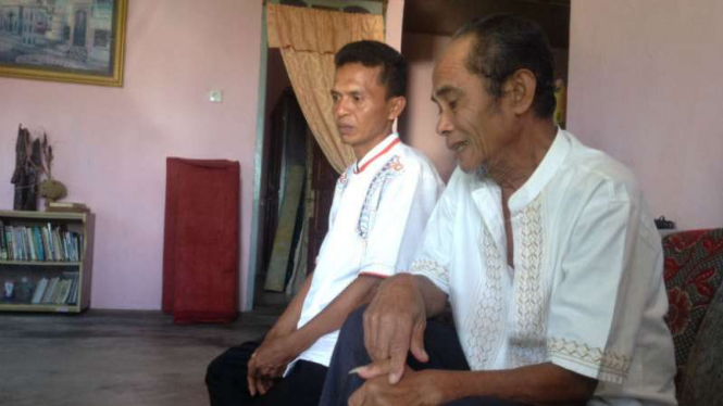 Yusri Malik (kanan), ayah Al Ikhwan Yushel, seorang dari enam warga Indonesia yang jadi buronan aparat Filipina, ditemui wartawan di rumahnya di Kabupaten Agam, Sumatera Barat, pada Jumat, 2 Juni 2017.