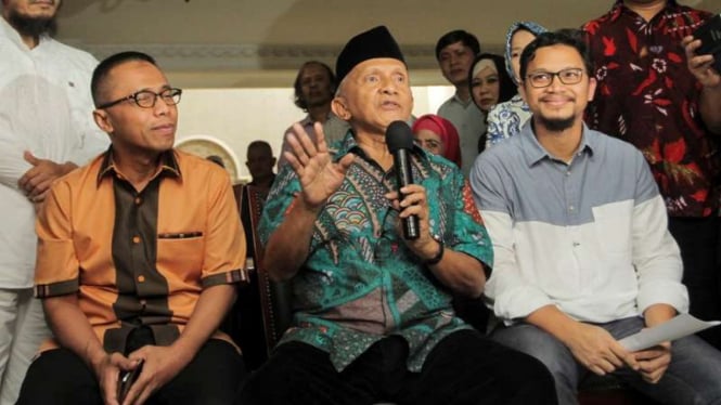 Politikus senior PAN Amien Rais (tengah) bersama putranya, Hanafi Rais (kanan) dan Dradjad Wibowo.