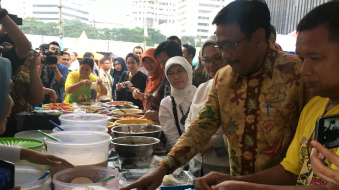  Pelaksana Tugas Gubernur DKI Jakarta Djarot Saiful Hidayat meninjau Pasar Benhi