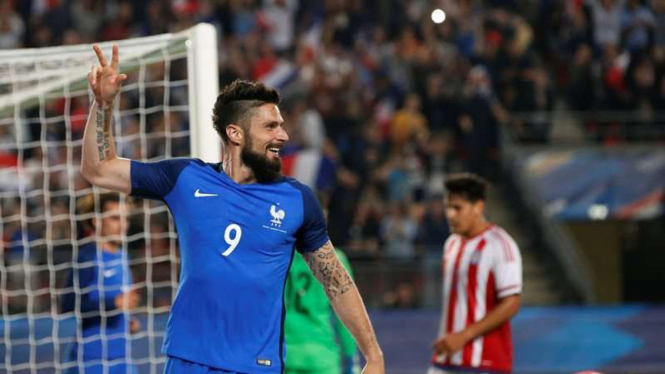 Striker Prancis, Olivier Giroud, usai mencetak gol ketiga ke gawang Paraguay
