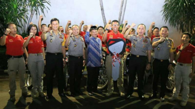 Kepala Polri Jenderal Tito Karnavian bersama Tim Jaguar, pasukan khusus Polresta Depok, pada Jumat malam, 2 Mei 2017.