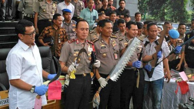 Kepala Polda Metro Jaya, Inspektur Jenderal Polisi Mohammad Iriawan, merilis barang bukti hasol penangkapan puluhan anggota geng motor di Jakarta pada Jumat, 2 Juni 2017.