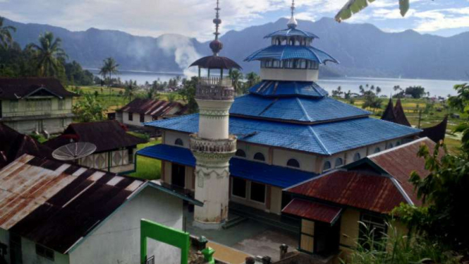 Masjid Syekh Amarullah dengan latar belakang Danau Maninjau Kabupaten Agam, Sumatera Barat.