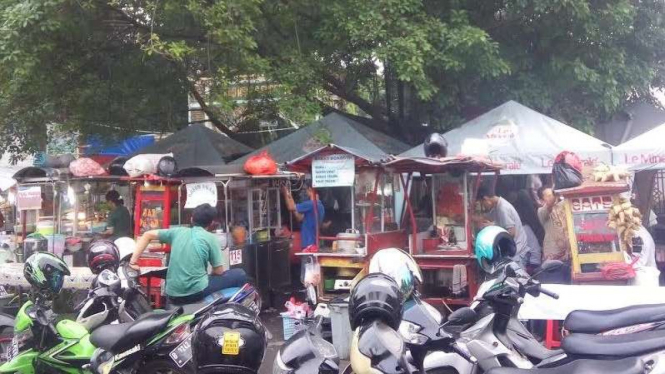 Pedagang penganan di area Masjid Sunda Kelapa