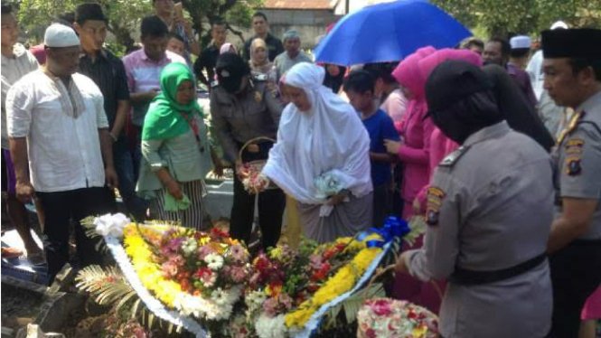 Pemakaman Bripka Jakamal Tarigan yang meninggal saat melerai bentrokan warga.