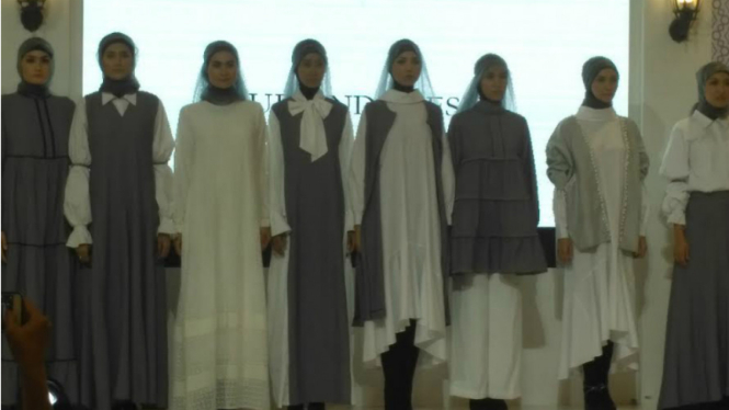 Busana muslim rancangan Desainer Rina Suri.