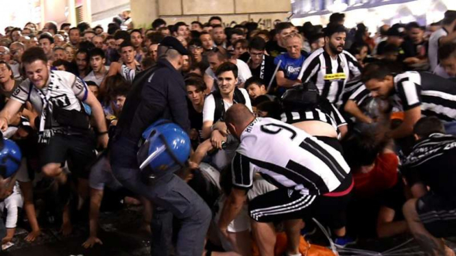 Kepanikan para suporter Juventus karena 'ledakan' di Turin.