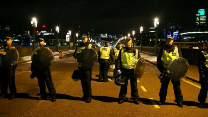 Polisi Inggris berjaga saat terjadinya aksi teror di London Bridge, Kota London, beberapa waktu lalu. 