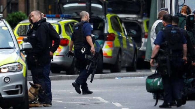 Polisi bersenjata lengkap berjaga di sekitar London Bridge setelah terjadi serangan pada Sabtu malam, 3 Juni 2017,
