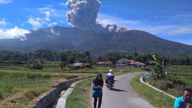 Erupsi yang terjadi di Gunung Marapi di Sumatera Barat, Minggu (4/6/2017)