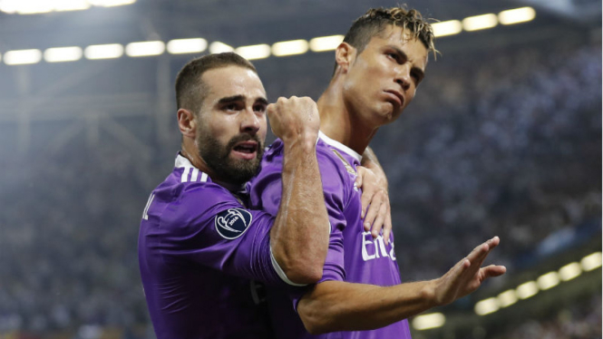 Pemain Real Madrid, Cristiano Ronaldo bersama Dani Carvajal (kiri)