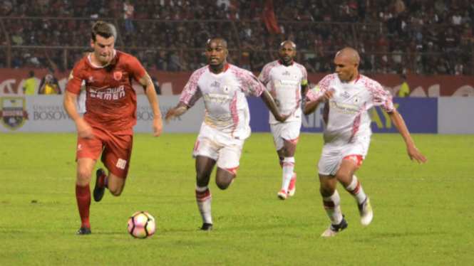 Pemain asing PSM Makassar, Willem Jan Pluim (kiri)
