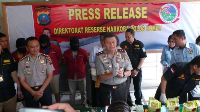Kapolda Sumatera Utara Irjen Pol Rycko Amelza Dahniel menggelar press release soal penangkapan dan tembak mati bandar narkoba, Minggu (4/6/2017)