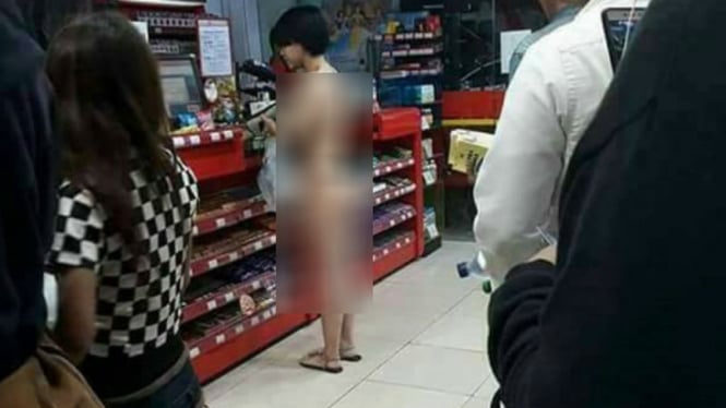 Wanita telanjang berbelanja di minimarket.