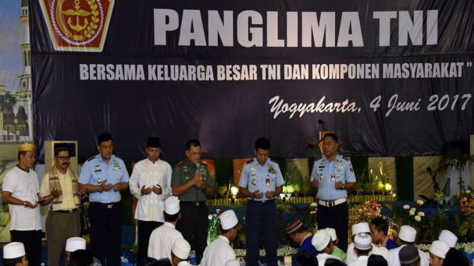 Panglima TNI Jenderal Gatot Nurmantyo buka puasa bersama di Lanud Adi Sutjipto