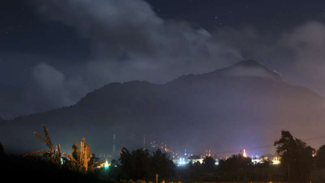 Gunung Marapi terlihat mengeluarkan debu vulkanik, dari Kota Padangpanjang, Sumatera Barat, Minggu malam, (4/6/2017)