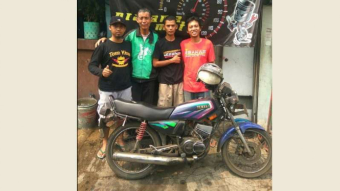 Pak Jermanto (jaket Gojek) bersama tim bedah motornya.