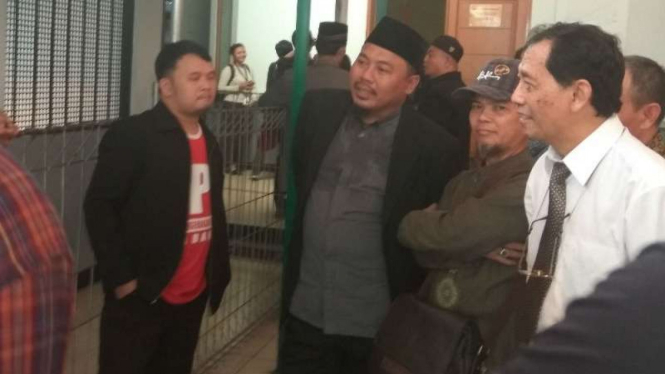 Sri Bintang Pamungkas menemui terdakwa ujar kebencian di PN Jakarta Selatan.