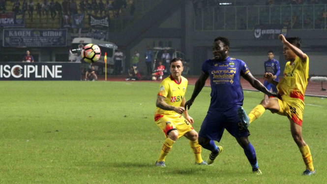 Pemain Persib Bandung, Michael Essien (biru)