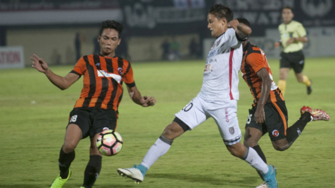 Striker Bali United, Irfan Bachdim (tengah)