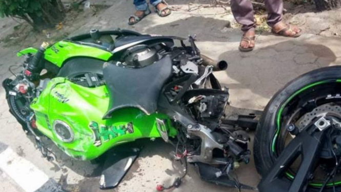 Kecelakaan motor Kawasaki ZX-10R.