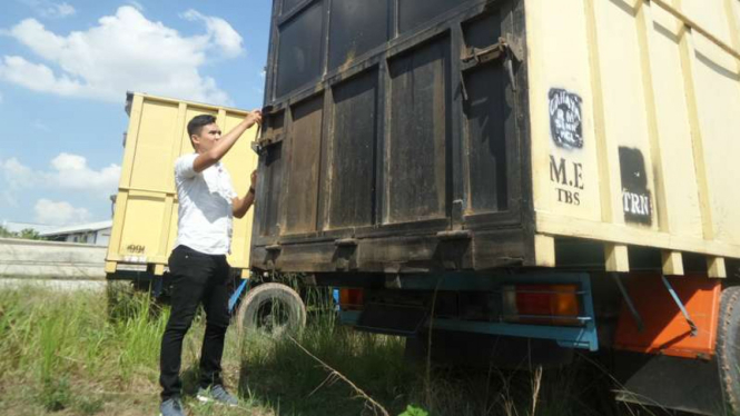 Personel Polda Sumatera Selatan memeriksa truk pembawa 16 ton solar ilegal yang diduga milik anggota polisi, Senin (5/6/2017)