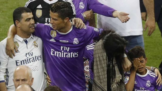 Cristiano Ronaldo Jr menemani sang Ayah berpesta juara Liga Champions
