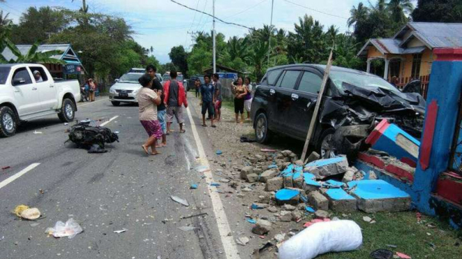 Mobil dinas milik Bupati Banggai Sulawesi Tengah terlibat kecelakaan maut di Desa Sendono, Senin (5/6/2017). Seorang warga dilaporkan tewas akibat kejadian ini.