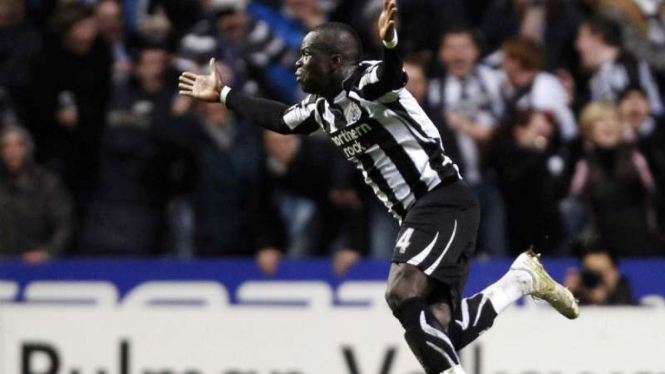 Cheikh Tiote saat merayakan gol ke gawang Arsenal, 5 Februari 2011