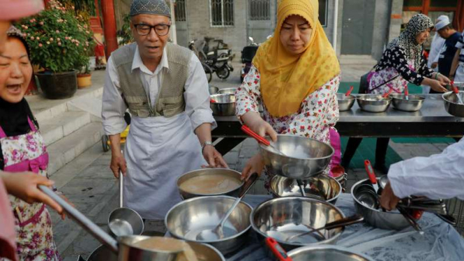 Umat Muslim di China persiapkan sajian buka puasa