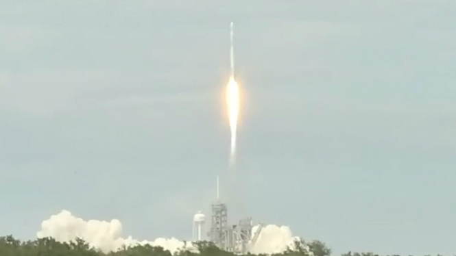 Roket SpaceX Falcon 9 meluncur ke antariksa
