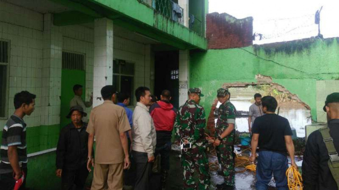 Suasana ponpes Persis di Garut, Jawa Barat usai dilanda banjir.