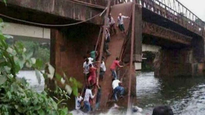 Jembatan ambruk di India yang membuat celaka 50 orang warga ketika ramai-ramai menonton aksi bunuh diri.