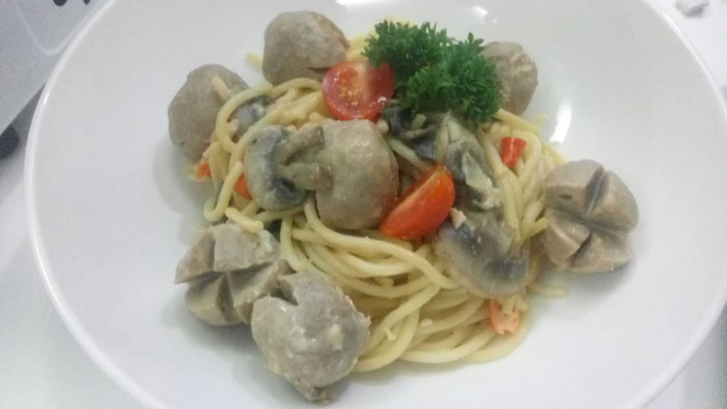 Pasta carbonara bakso telur asin.