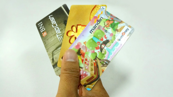 Sejumlah kartu non tunai yang dikeluarkan beberapa bank. 