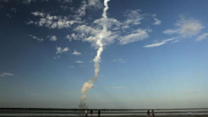 India luncurkan roket super yang membawa satelit