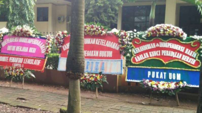 Karangan bunga penuhi PTUN Jakarta, Selasa, 6 Juni 2017.