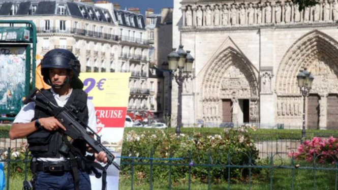 Polisi bersenjata berjaga di sekitar gereja Katedral Notre Dame di Paris.