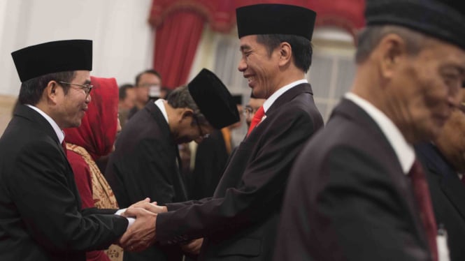 Presiden Jokowi bersama Yudi Latif (kiri).