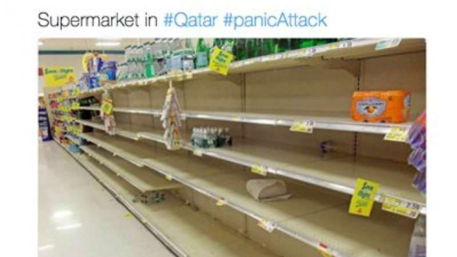 Rak supermarket yang kosong di Qatar.