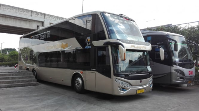 Bus tingkat Putera Mulya rute Jakarta - Wonogiri.