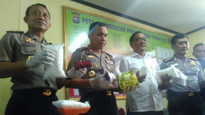 Kapolda Riau Irjen Pol Zulkarnain menunjukkan barang bukti tujuh kilogram sabu yang berhasil diamankan dari seorang anggota polisi, Rabu (7/6/2017)
