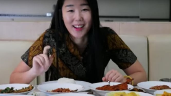 Video Kocak Cewek Korea Ketagihan Makan Jengkol - VIVA