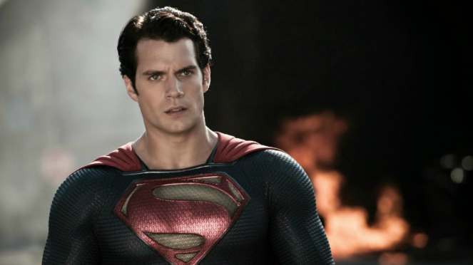 Henry Cavill berperan sebagai Superman.