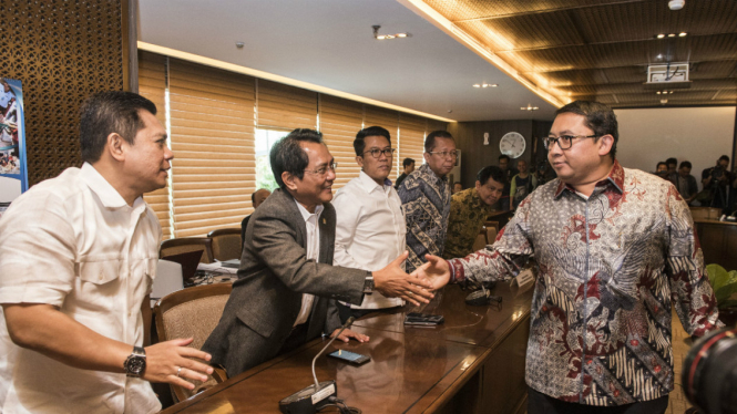 Wakil Ketua DPR Fadli Zon (kanan) berjabat tangan dengan sejumlah anggota Pansus Hak Angket KPK sebelum rapat pemilihan Ketua Pansus di kompleks Parlemen, Senayan, Jakarta, Rabu (7/6/2017). 