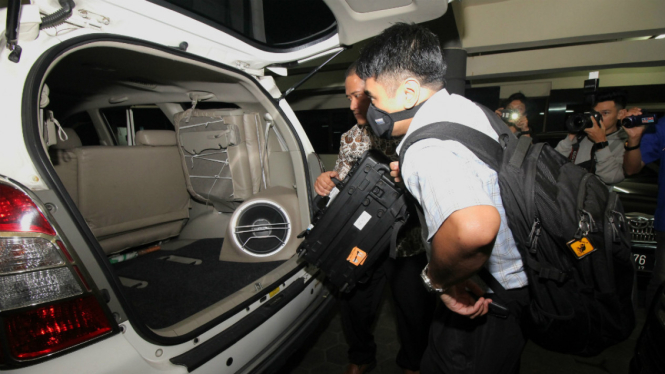 Tim penyidik Komisi Pemberantasan Korupsi (KPK) membawa koper usai melakukan penggeledahan di sejumlah ruangan gedung DPRD Tk I Jawa Timur, Surabaya, Jawa Timur, Rabu (7/6/2017).