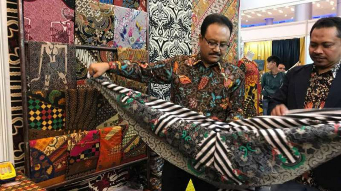 Wakil Gubernur Jawa Timur, Saifullah Yusuf, saat mengunjungi tenan batik di pameran Padhang Rembulan di Grand City Surabaya, Jawa Timur, pada Rabu malam, 7 Juni 2017.