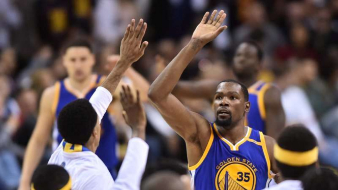 Bintang Golden State Warriors, Kevin Durant, merayakan kemenangan di game ketiga