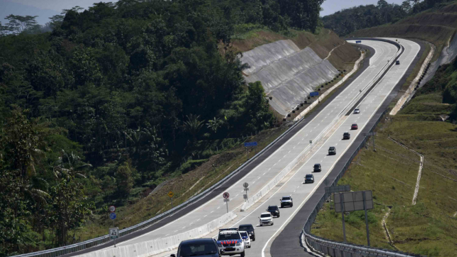 Jalan tol Semarang-Solo, ruas Bawen Salatiga, yang semula ditargetkan beroperasi 2018, bisa selesai lebih awal. 