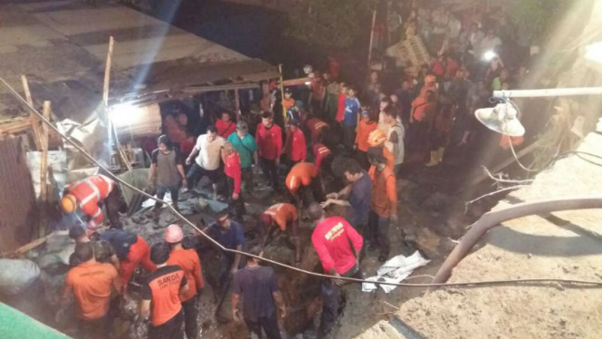 Evakuasi korban longsor di Semarang